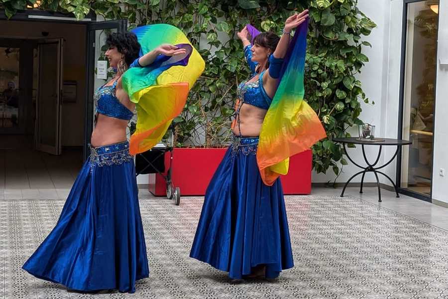 Schwungvoll und farbenfroh: das Tanzduo Sira