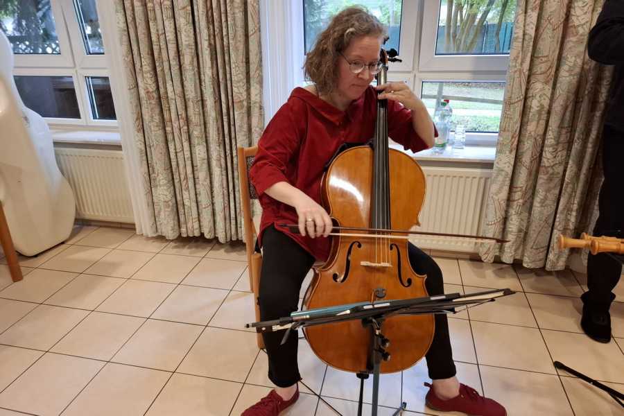 Pia Schrader am Barockcello