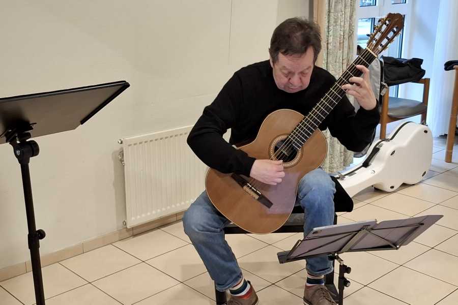An der Gitarre: Joachim Schrader