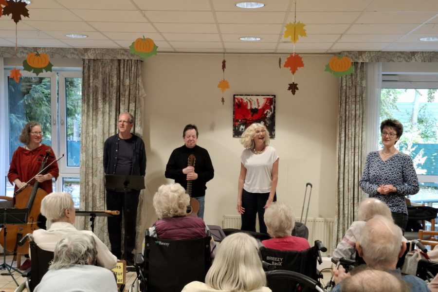 Silke Froese-Gibron vom Johanniter Haus dankt dem Lions Club und den Musikern