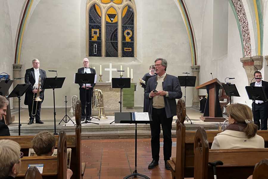 Pastor Dr. Wichard von Heyden bei der Begrüßung in seiner Kirche
