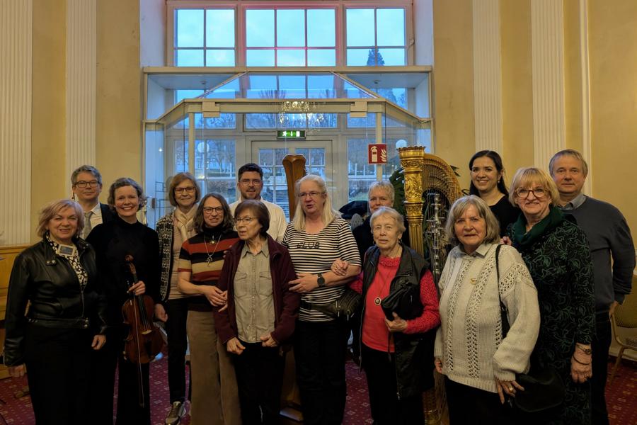 Glücklich nach einem gelungenen Konzert: die Musiker, die Seniorinnen und Senioren und die Vertreter des Lions Clubs