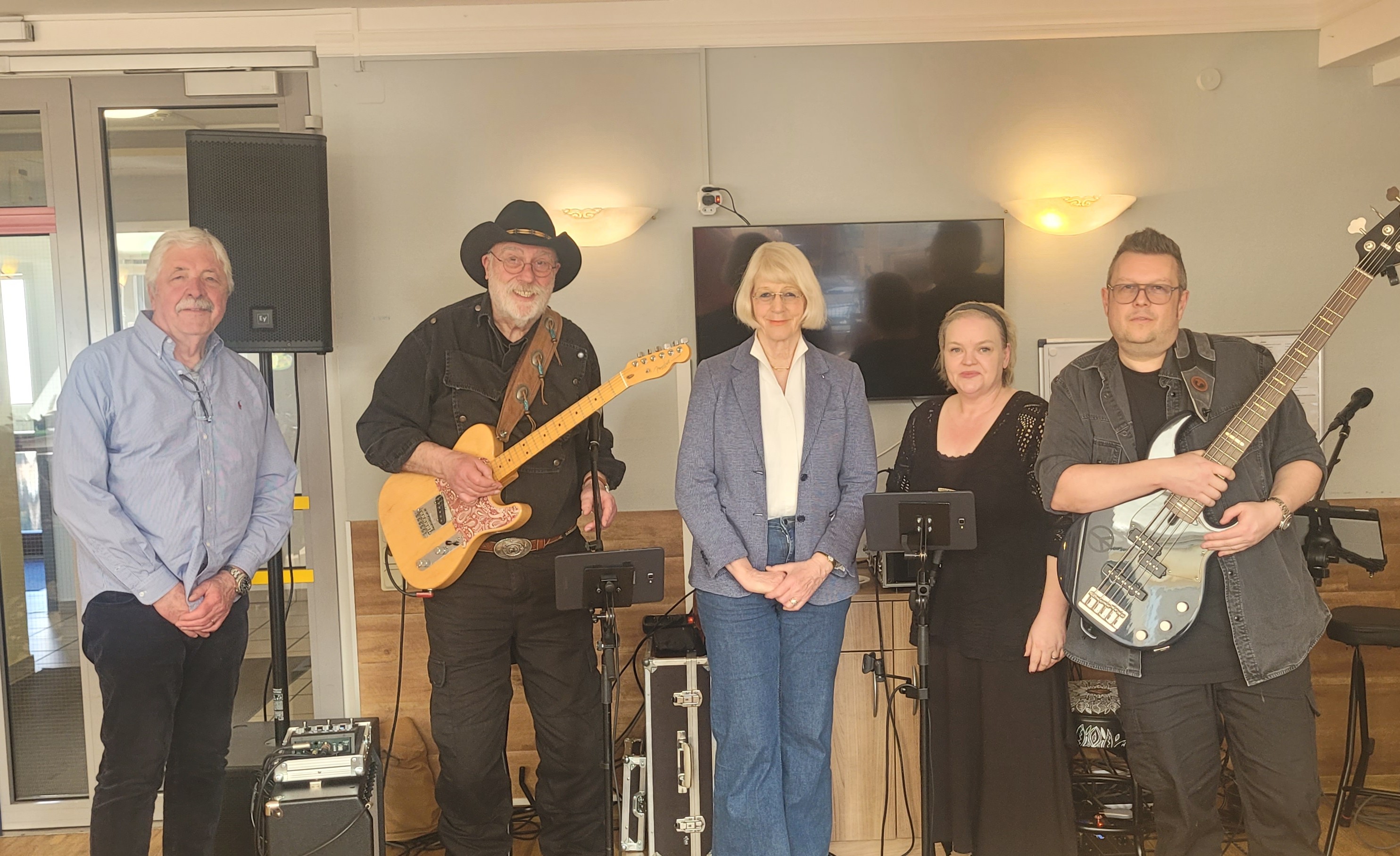 Heike Zieseniss (Mitte) und Ulrich Wittwer (1. v. l.) danken den Musikern