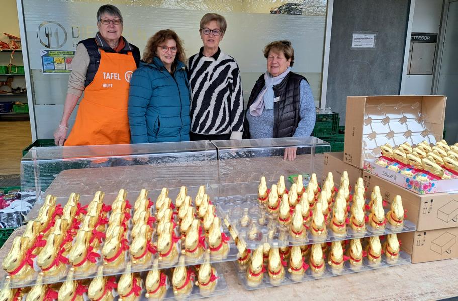 Das Tafel-Team freut sich auf glückliche Kinder bei der Ausgabe der Schokoladen-Hasen: (v. l. n r.) Marita Mateyka, Gabi Schenk, Marlies Mazar und Betty Bekiersch