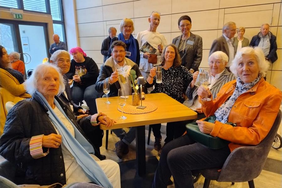 Die Besucher aus Wennigsen und Organisatorin Hannelore Krage (stehend, hinten links) genießen den Shakespeare-Abend