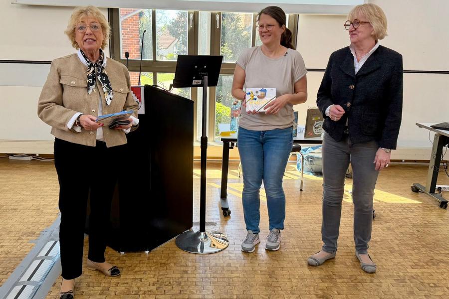 LC-Präsidentin Brigitte Gellert dankt Katja Frixe und Hannelore Krage