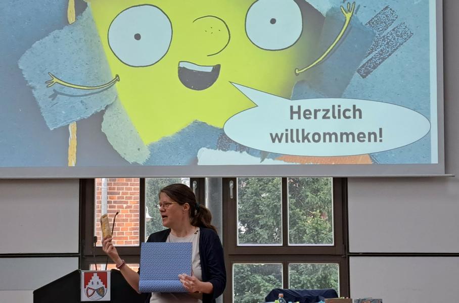 Die Autorin begrüßt ihre Zuhörerinnen und Zuhörer