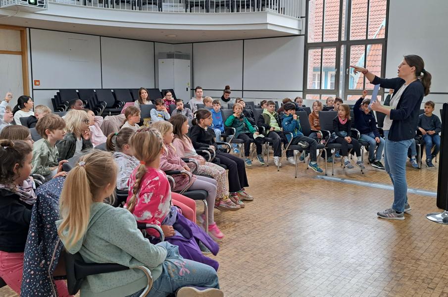 Katja Frixe im Gespräch mit den Schülerinnen und Schülern