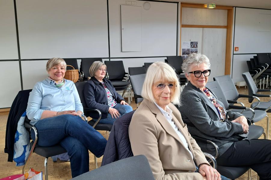 Auch die Vertreterinnen des Lions Clubs sind begeistert: vorn (v. l.) Heike Zieseniss, Renate Burghard; hinten (v. l.) Antrud Schröder, Karola Bernhards