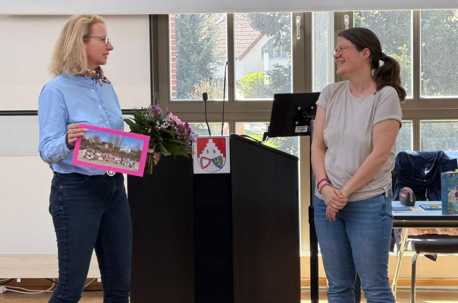Schulleiterin Stefanie Diemert dankt der Autorin