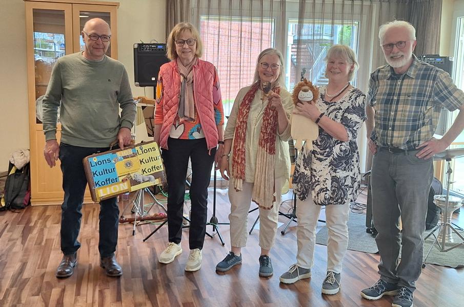 Glücklich nach einem unterhaltsamen Nachmittag: (v. l. n. r.) Detlef Hüper, Birgit Lattmann und die Musiker