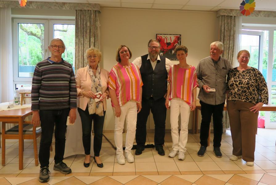 Gruppenfoto nach einem kurzweiligen Nachmittag: Alois Boos, Brigitte Gellert, Anette Honebein, Katrin Holthusen, Kai Braunschweig, Ulrich Wittwer, Frau Brose