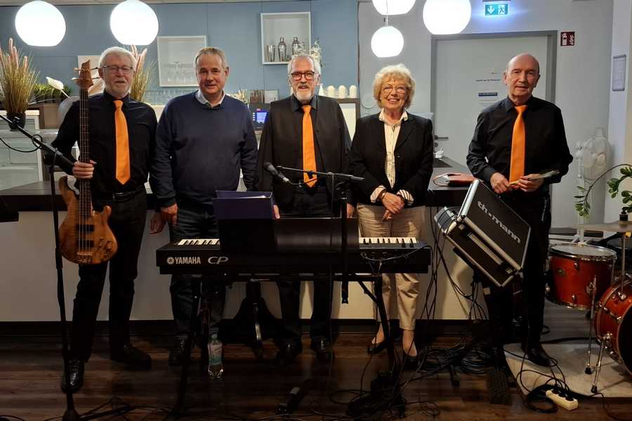 Freude über einen schwungvollen, musikalischen Nachmittag: Uwe Stiller und Brigitte Gellert mit den Musikern