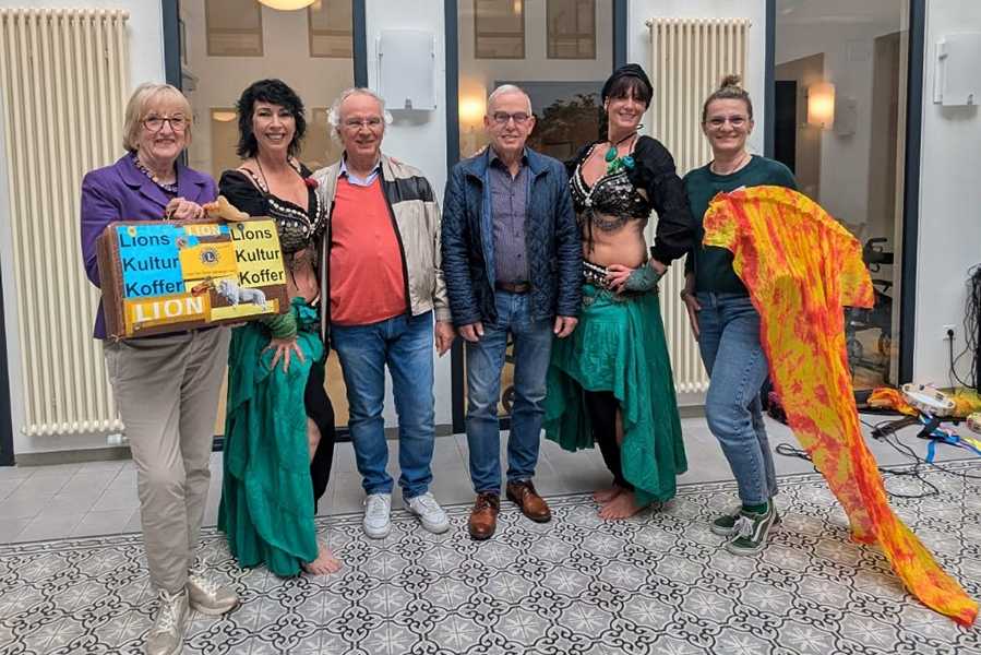 Hannelore Krage (v. l.), Wolfgang Langhorst und Jürgen Grefe mit dem Tanzduo Sira