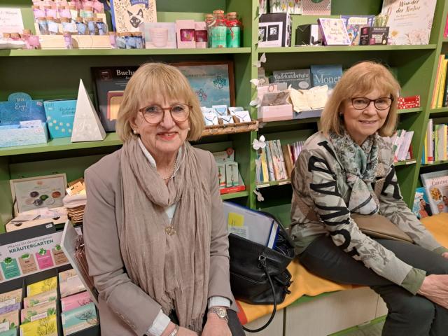 Hannelore Krage, Birgit Lattmann (Lions Club) in der Buchhandlung Lesezeichen in Gehrden