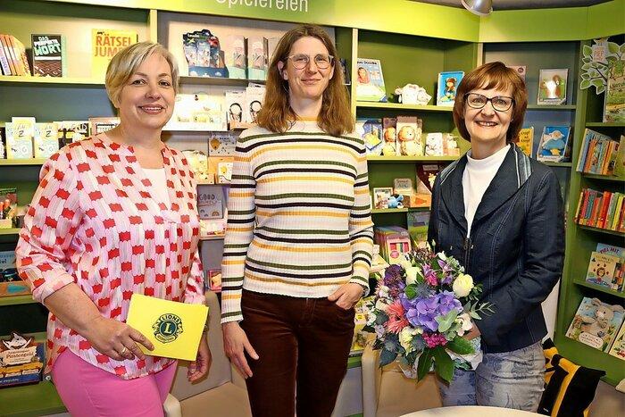 Begrüßung: Kinderbuchautorin Nikola Huppertz (Mitte) mit der Buchhändlerin Ute Mönkediek (rechts) und Antrud Schröder vom Lions Club.