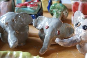 Kleine Elefanten aus Ton