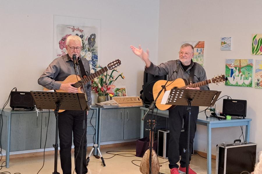 Rainer Fricke (links) und Helmut Deseniß sind das "Duo Saitenwind"