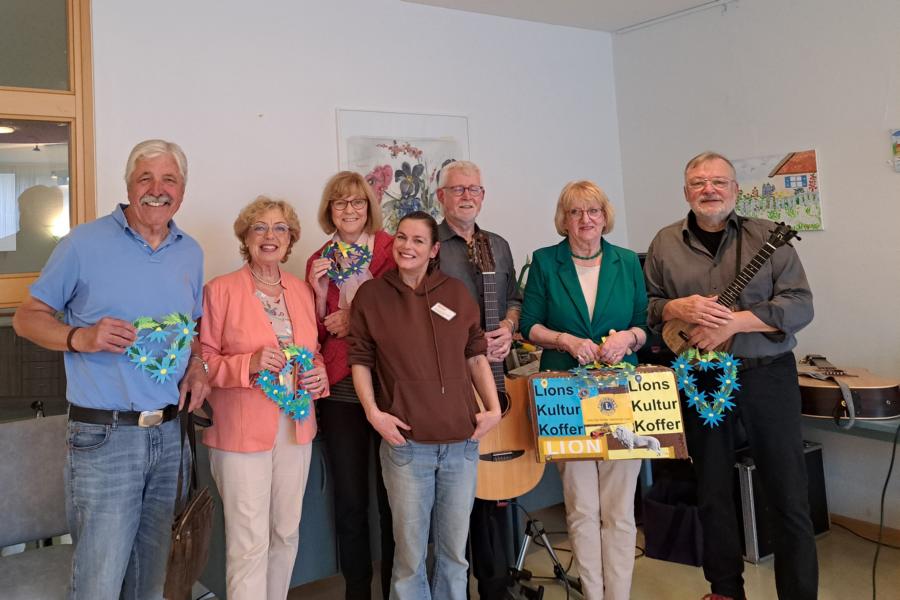 Ein „herzlicher“ Abschluss: Ulrich Wittwer, Brigitte Gellert, Birgit Lattmann (Lions Club) Rainer Fricke, Hannelore Krage (Organisatorin des Lions Kulturkoffers) und Helmut Deseniß mit den Herzen von Anika Brosowski