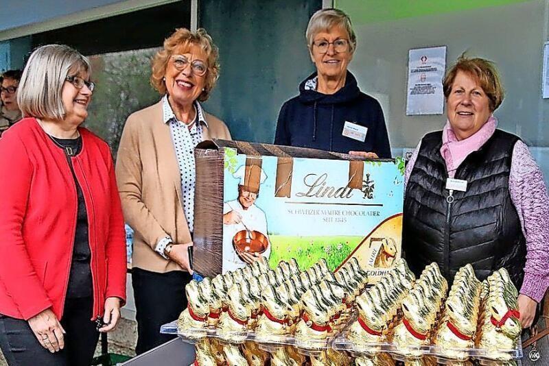 Soziales Engagement für Kinder: Karola Bernhards (von links) und Brigitte Gellert vom Lions Club übergeben Marlis Mazar und Betty Bekiersch von der Gehrdener Tafel 100 Schokoladenhasen für Kinder aus Familien mit einem geringen Einkommen.