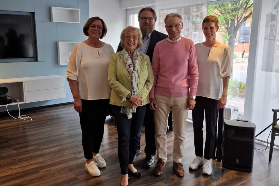 Brigitte Gellert und Hans-Joachim Rohde vom Lions Club mit den Schallbonbons nach einer stimmungsvollen und abwechslungsreichen Veranstaltung