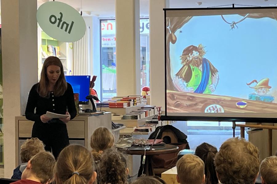 Autorin Nina Weger begeistert ihr Publikum mit Lesung und visueller Präsentation