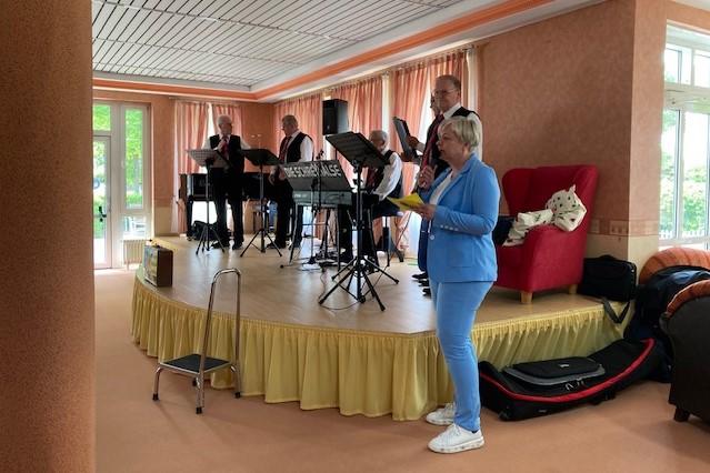Präsidentin Antrud Schröder begrüßt die Musiker und das Publikum
