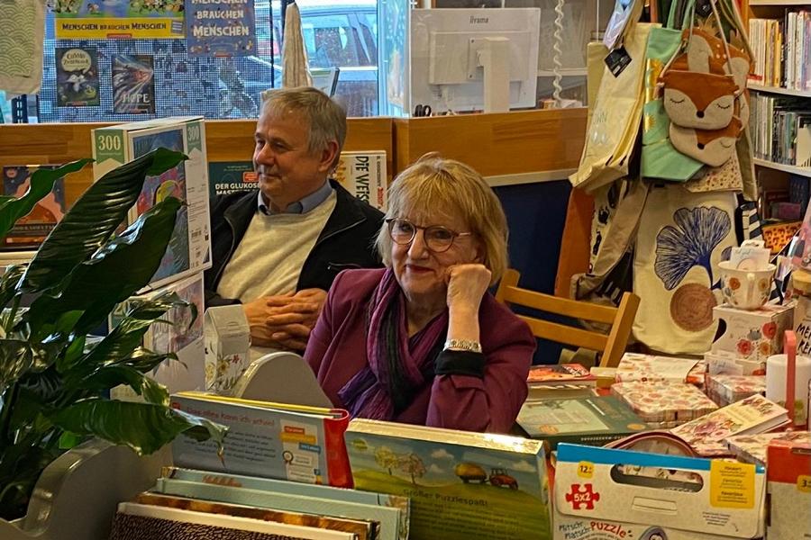 Hannelore Krage und Uwe Stiller genießen die Lesung