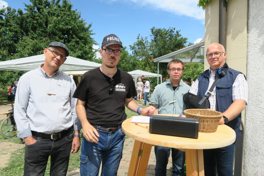Väter und Söhne: Vorstandsmitglied Wojtek Nowak mit Sohn Maximilian (links);  Vorstandsmitglied Andreas Czekalla mit Sohn Yannik (rechts)