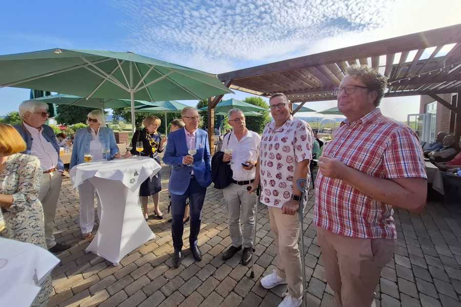 Der Abend beginnt mit einem Sektempfang