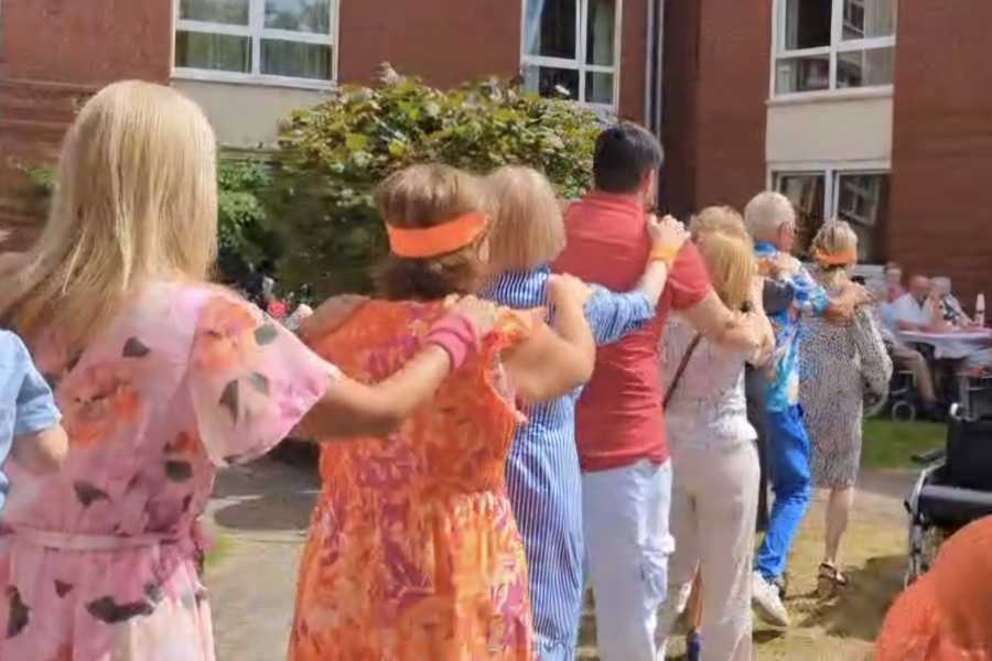 … und mit einer Polonaise durch den Innenhof des Seniorenheims gezogen, an der Mitarbeiter, Bewohner und Gäste gleichermaßen ihre Freude hatten.
