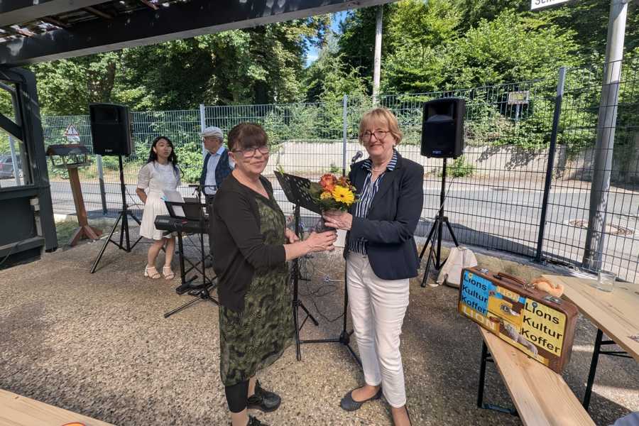 Blumen als Dankeschön für die Organisatorin des Kulturkoffers Hannelore Krage