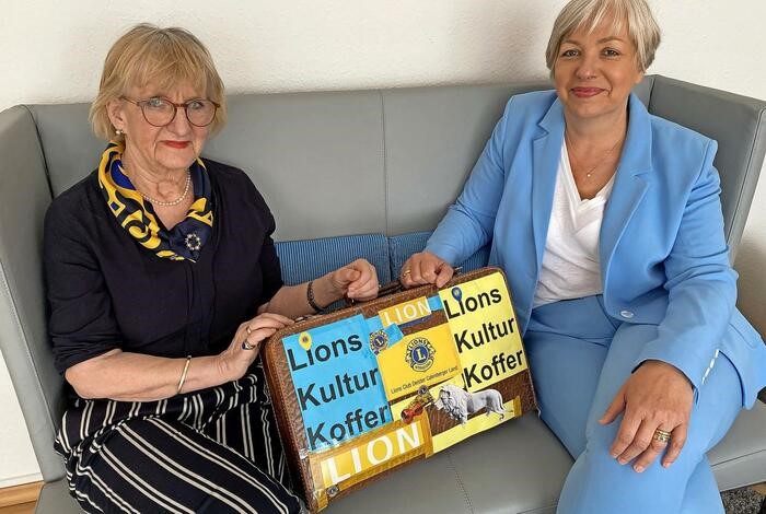 Werden beim Thema Lions-Kulturkoffer emotional: Hannelore Krage (links) und die Lions-Club-Präsidentin Antrud Schröder