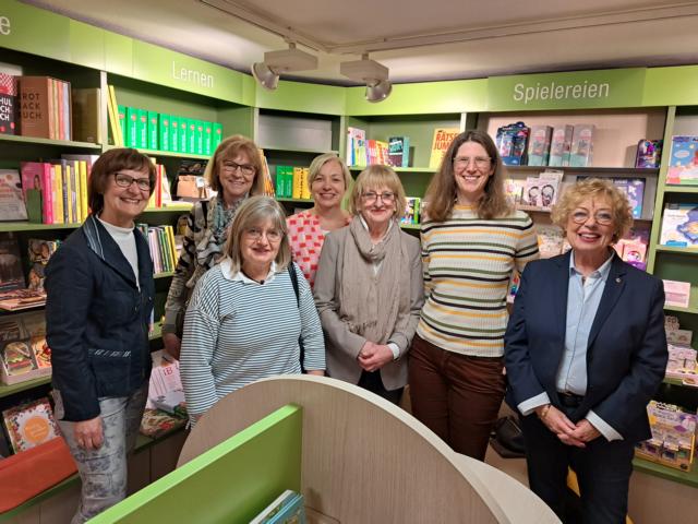 Zufrieden nach einem interessanten Nachmittag in der Buchhandlung Lesezeichen in Gehrden: Buchhändlerin Ute Mönkediek, Autorin Nikola Huppertz sowie Antrud Schröder, Hannelore Krage, Karola Bernhards, Birgit Lattmann, Brigitte Gellert (Lions Club)