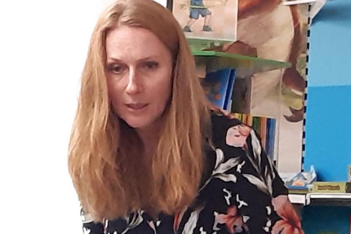 Autorin Nina Weger bei der Buchhandlung Plumhoff in Empelde