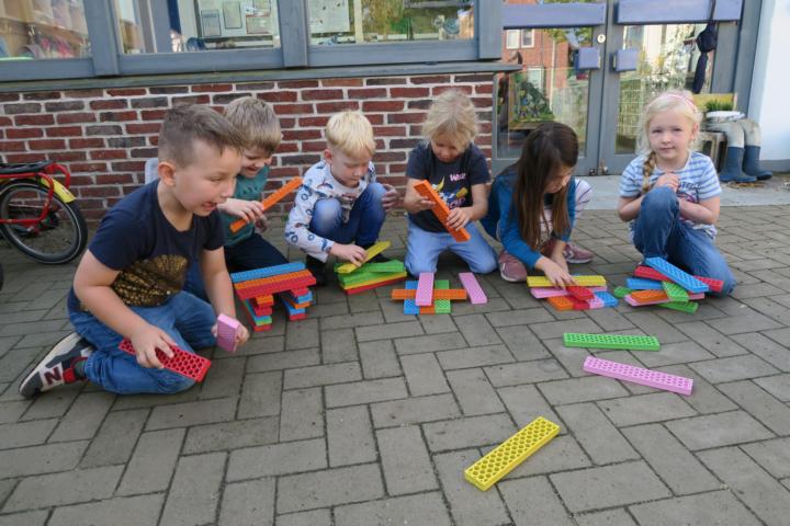 Die Kinder freuen sich über die bunten Steine