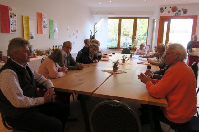 Lions zu Gast bei Triskele (vorn links Geschäftsführer Uwe Nordhausen, vorn rechts Betriebsleiter Uwe Dietrich)