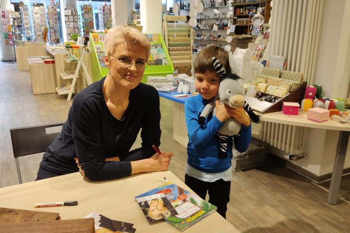 Maximilian mit der Autorin Stephanie Schneider und "Möhrchen", einer Figur des Buches "Grimm und Möhrchen"