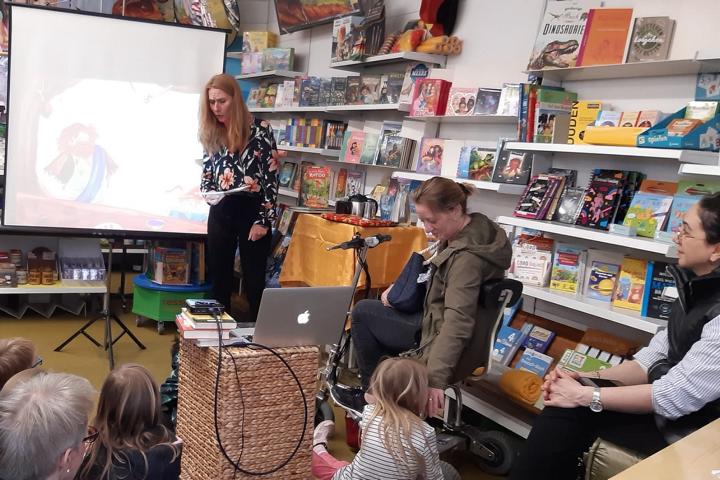 Nina Weger begleitet ihre Lesung mit einer Power-Point-Präsentation