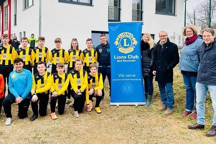 Neue Trikots für junge Sportler, die alles verloren haben