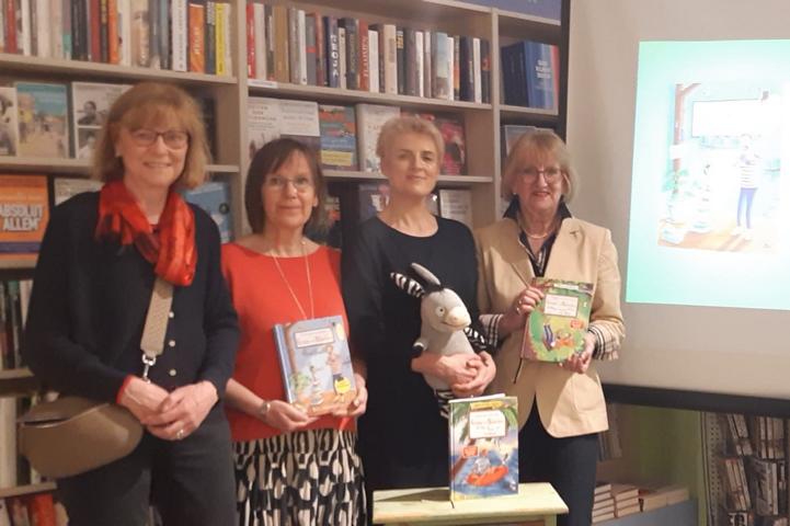 Birgit Lattmann (Lions Club), Buchhändlerin Karin Dörner (Bücherhaus am Thie, Barsinghausen) Autorin Stephanie Schneider, Hannelore Krage (Lions Club)