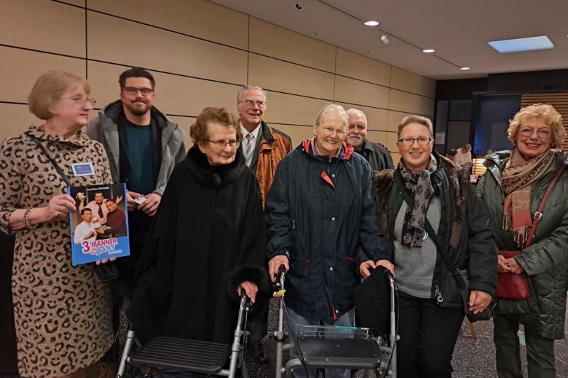 Organisatorin Hannelore Krage (links) und Brigitte Gellert (rechts) vom Lions Club begrüßen die Gäste aus dem Seniorendomizil Deisterblick