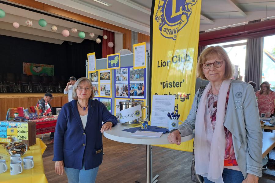 Karola Bernhards und Birgit Lattmann am „Quiz-Tisch“