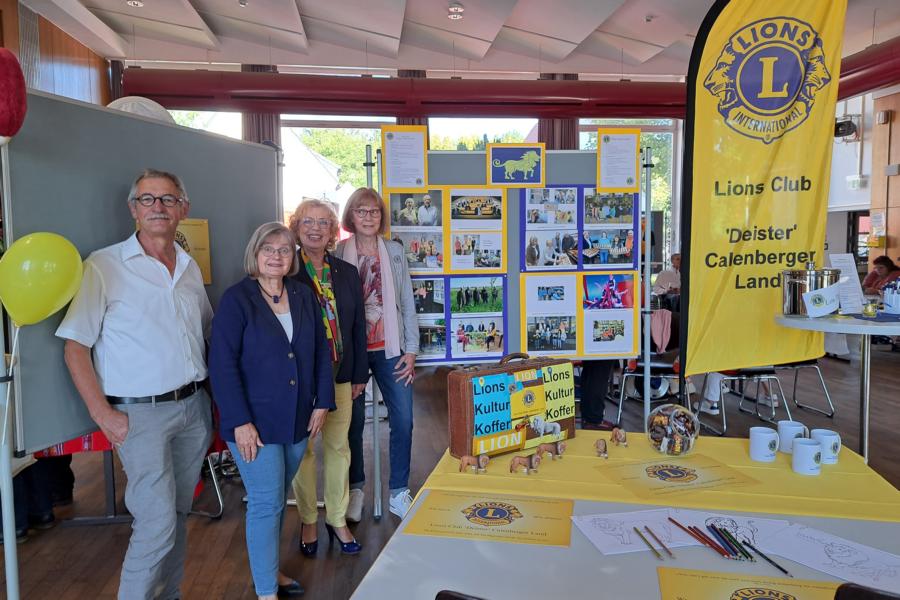 Alois Boos (v.l.n.r.) Karola Bernhards, Brigitte Gellert, Birgit Lattmann am Lions-Stand