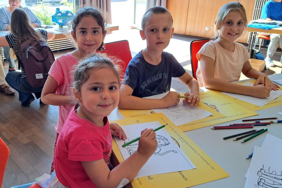 Mit Freude dabei: Kinder beim Ausmalen der Löwen-Bilder