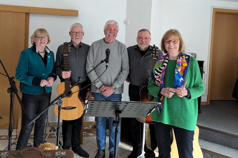 Hannelore Krage, Ulrich Wittwer und Birgit Lattmann vom Lions Club genießen den Nachmittag mit den Musikern