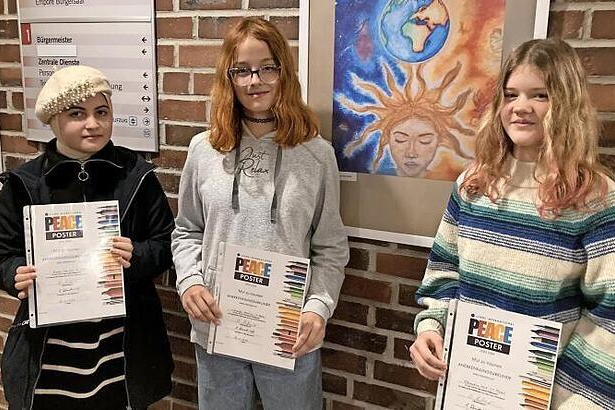 Die Siegerinnen: Florentine Heil (13, von rechts) sowie Camille Nortrup (12) und Rimas Smisem (13) belegten die Plätze eins bis drei und stehen am Bild von Florentine.