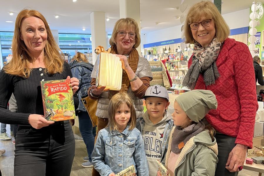 (v. l. n. r.) Autorin Nina Weger sowie Hannelore Krage und Birgit Lattmann vom Lions Club freuen sich mit den Gewinnern