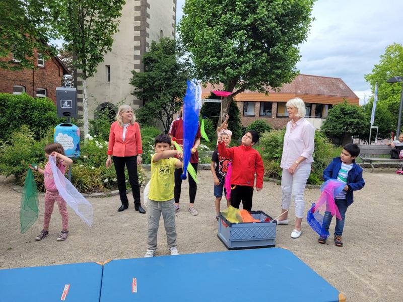 Heike Zieseniss (rechts im Bild) und Pastorin Uta Junginger (links im Bild) freuen sich mit den Kindern