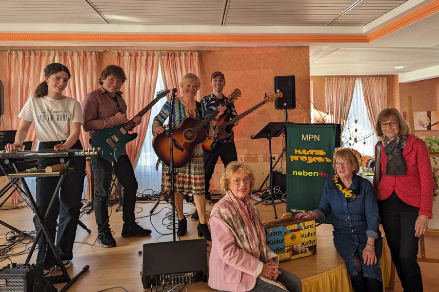 „Musikprojekt nebenan“ und die Vertreterinnen des Lions Clubs